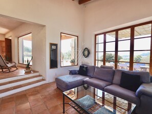 TV, caminetto, tavolo da ping pong