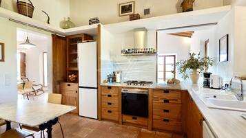 Een koelkast, een microgolfoven, een oven, een vaatwasser