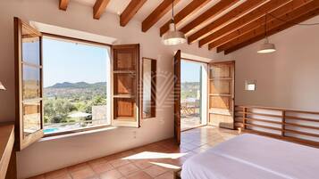 3 slaapkamers, een strijkplank/strijkijzer, internet, beddengoed