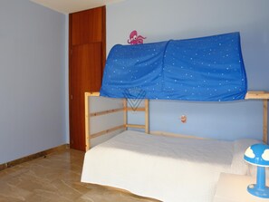 5 bedrooms, iron/ironing board, Internet, bed sheets