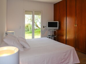 5 bedrooms, iron/ironing board, internet, bed sheets