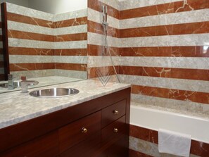 Badewanne, Haartrockner, Handtücher
