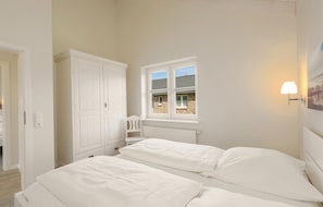 2 bedrooms, travel crib, free WiFi