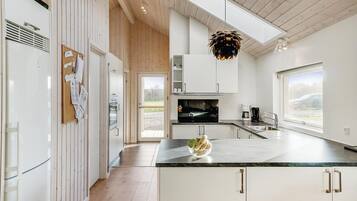 Frigorifero, piano cottura, lavastoviglie, macchina per tè/caffè