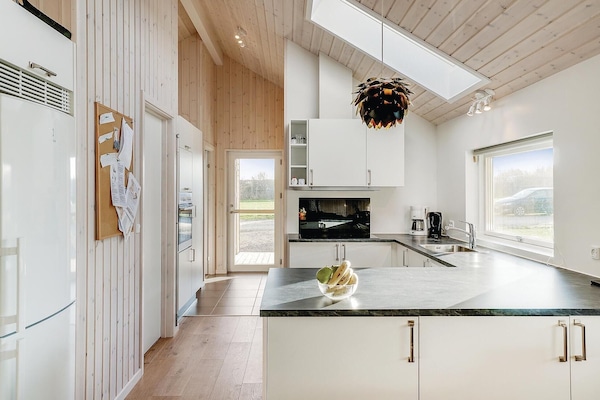 Een koelkast, een kookplaat, een vaatwasser