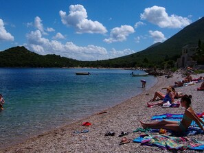 Beach - Mediterranean villa with large garden (Trpanj)