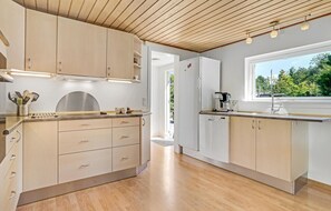 Kjøleskap, kokeplater, oppvaskmaskin og kaffetrakter/tekoker