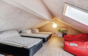 6 bedrooms, travel crib, free WiFi