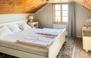 2 bedrooms, travel cot, free WiFi