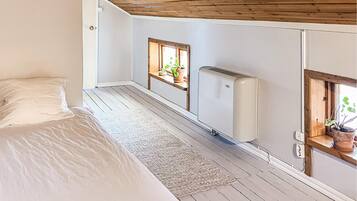 2 bedrooms, travel crib, free WiFi