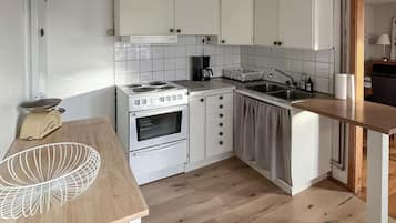 Fridge, stovetop, coffee/tea maker