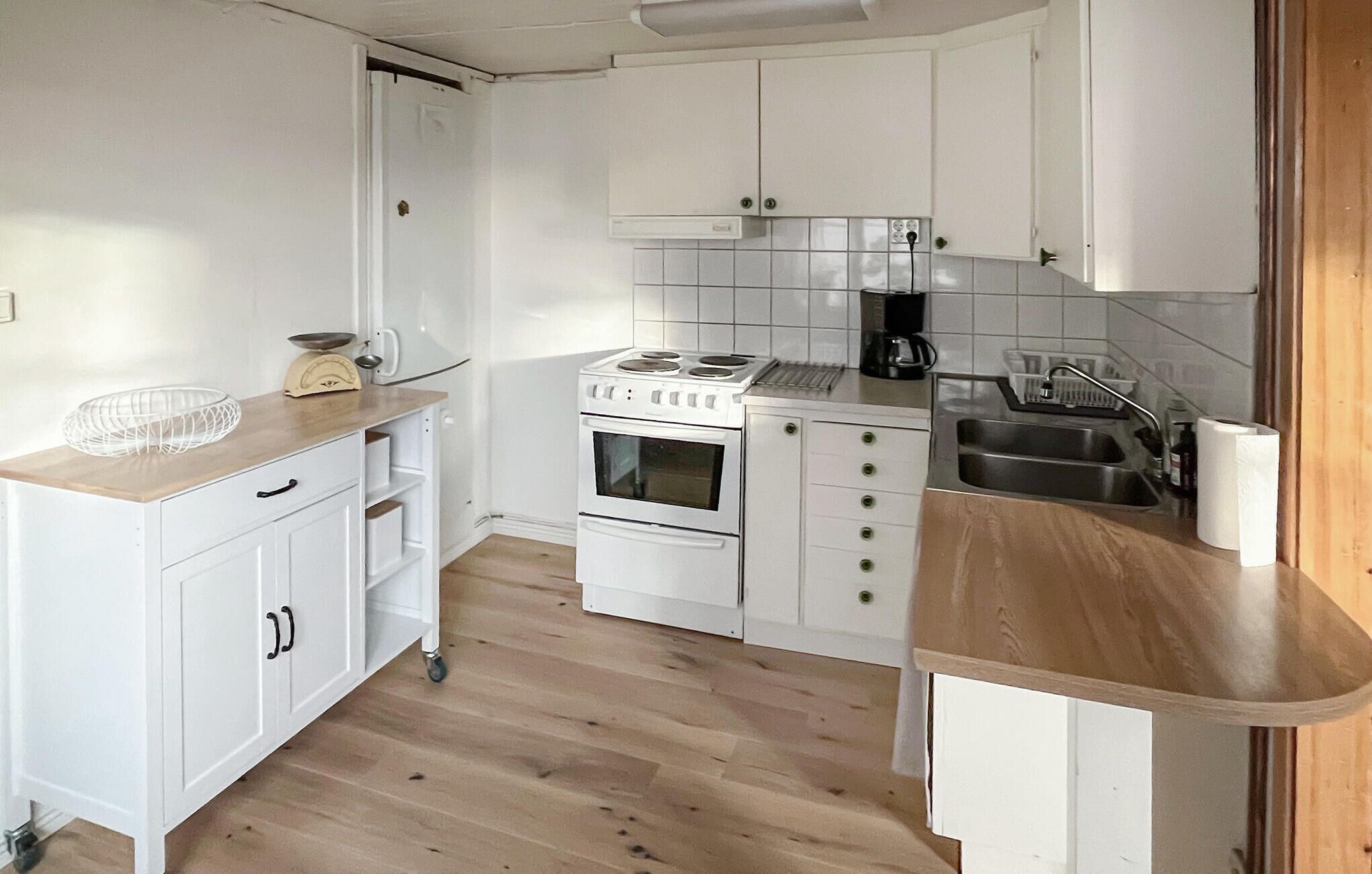 Kjøleskap, kokeplater og kaffetrakter/tekoker