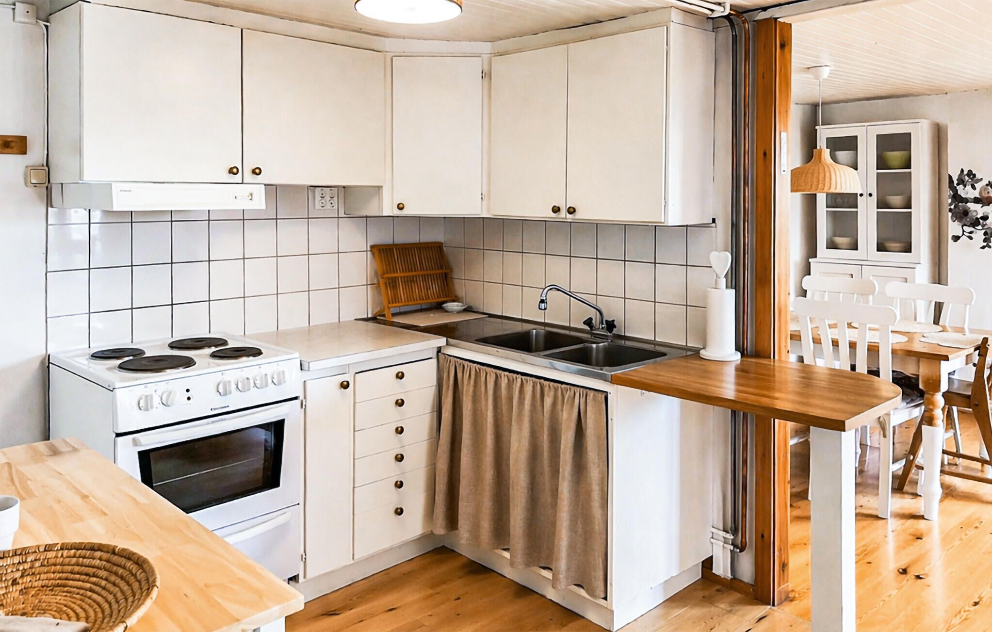 Frigorífico, microondas, placa de cocina y cafetera o tetera