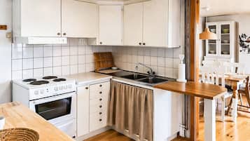 Frigorífico, microondas, placa de cocina y cafetera o tetera