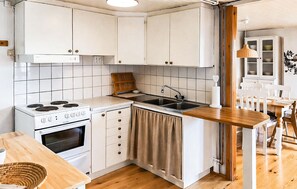 Kühlschrank, Mikrowelle, Herdplatte, Wasserkocher mit Kaffee-/Teezubehör