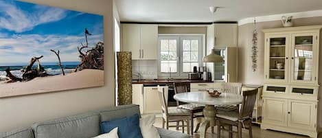 Fernseher, Kamin, Stereoanlage