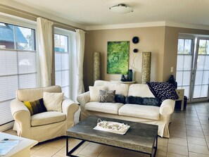 TV, fireplace, stereo - Exclusive apartment with garden and fireplace near the beach (Zingst)