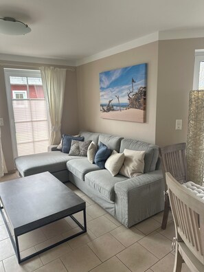 Fernseher, Kamin, Stereoanlage