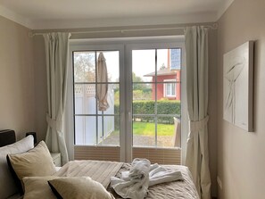 2 bedrooms, WiFi, bed sheets - Exclusive apartment with garden and fireplace near the beach (Zingst)