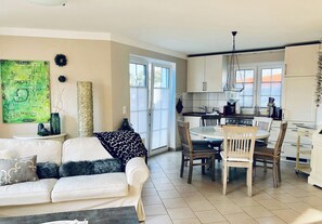 TV, fireplace, stereo - Exclusive apartment with garden and fireplace near the beach (Zingst)