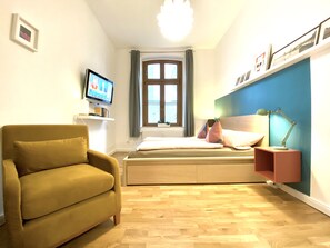 1 habitación, tabla de planchar con plancha, wifi gratis y ropa de cama