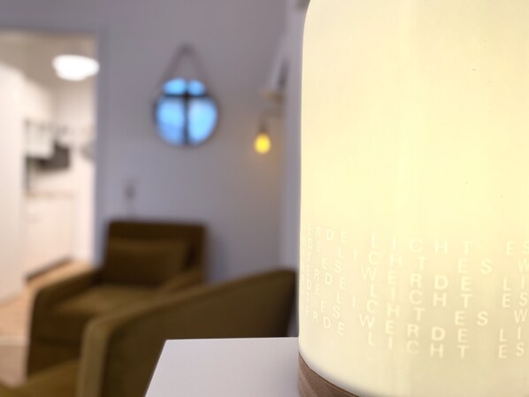 A close-up of a cylindrical object with text, possibly a decorative item, in a room with a blurred background. - Apartment in the heart of Boppard (Boppard)