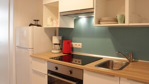 A kitchen with a refrigerator, stove, sink, and a coffee maker. - Apartment in the heart of Boppard (Boppard)