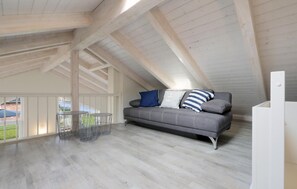 Fernseher, Kamin, DVD-Player