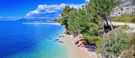 Nära stranden och solstolar