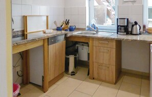 Kühlschrank, Mikrowelle, Herdplatte, Geschirrspüler