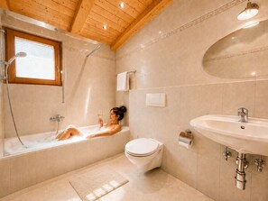 Combined shower/tub, hair dryer, towels