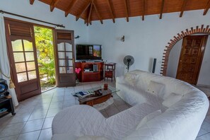 TV, lettore DVD, impianto stereo