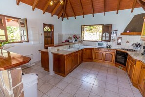 Frigorifero, microonde, forno, macchina per tè/caffè