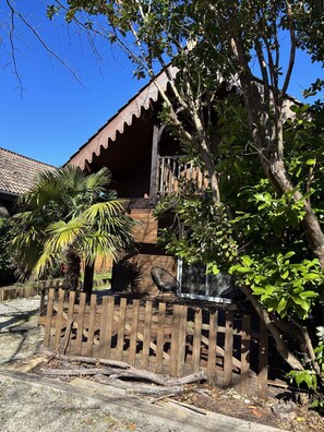 A wooden house with a balcony, surrounded by trees and a wooden fence. - 124 - 500m from Lake Hourtin and the children's island (Hourtin)