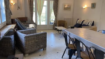 Een televisie, een open haard, een dvd-speler en boeken
