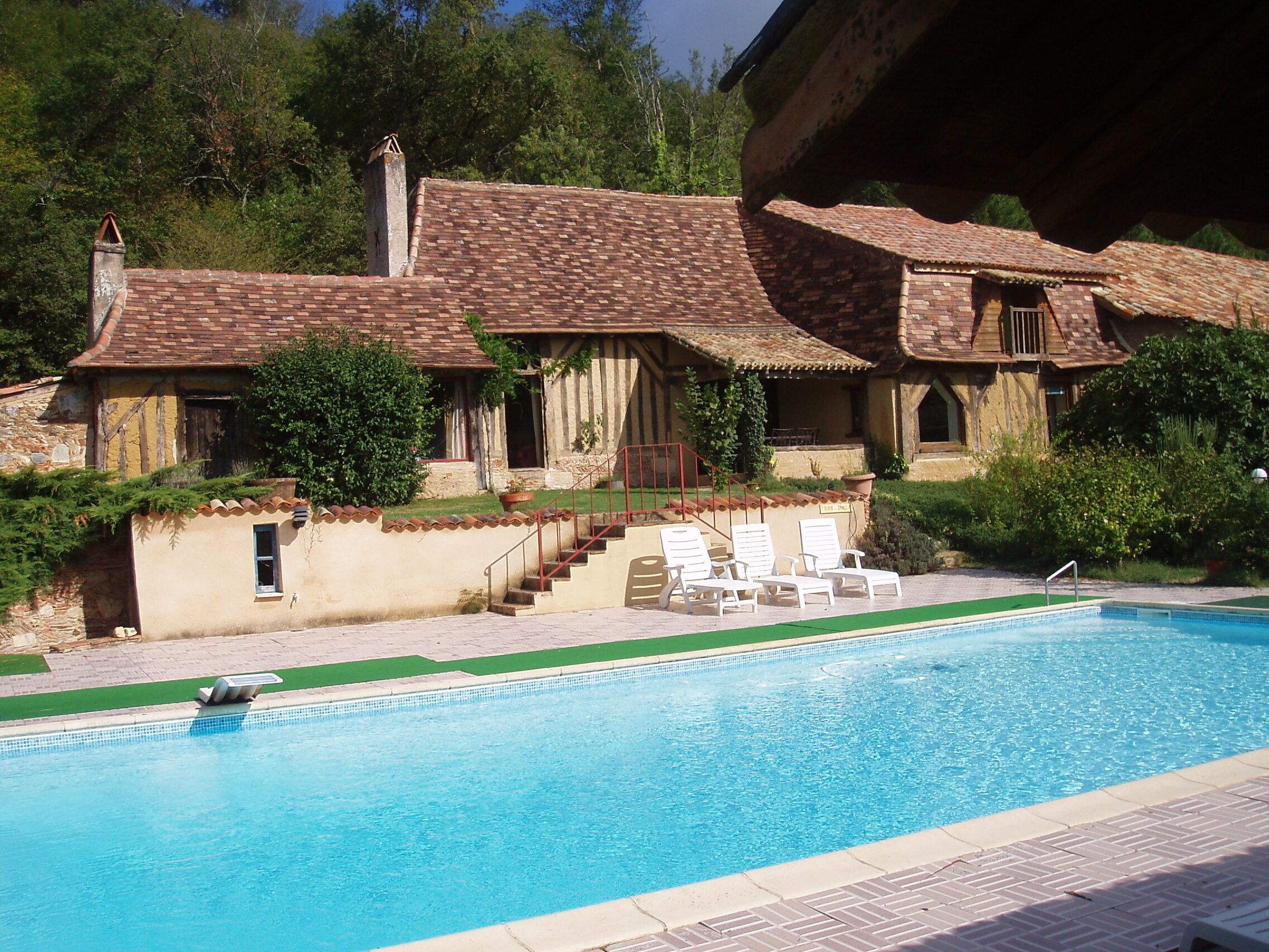 Una piscina al aire libre, una piscina climatizada