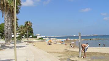 Una spiaggia nelle vicinanze, lettini da mare