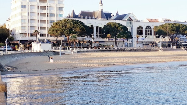 På stranden
