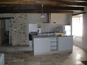 Frigorífico, microondas, horno y placa de cocina