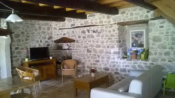 Télévision, lecteur de DVD, livres