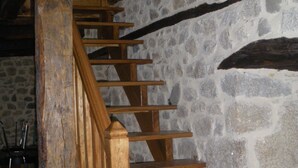 Eine Holztreppe mit Steinwänden.