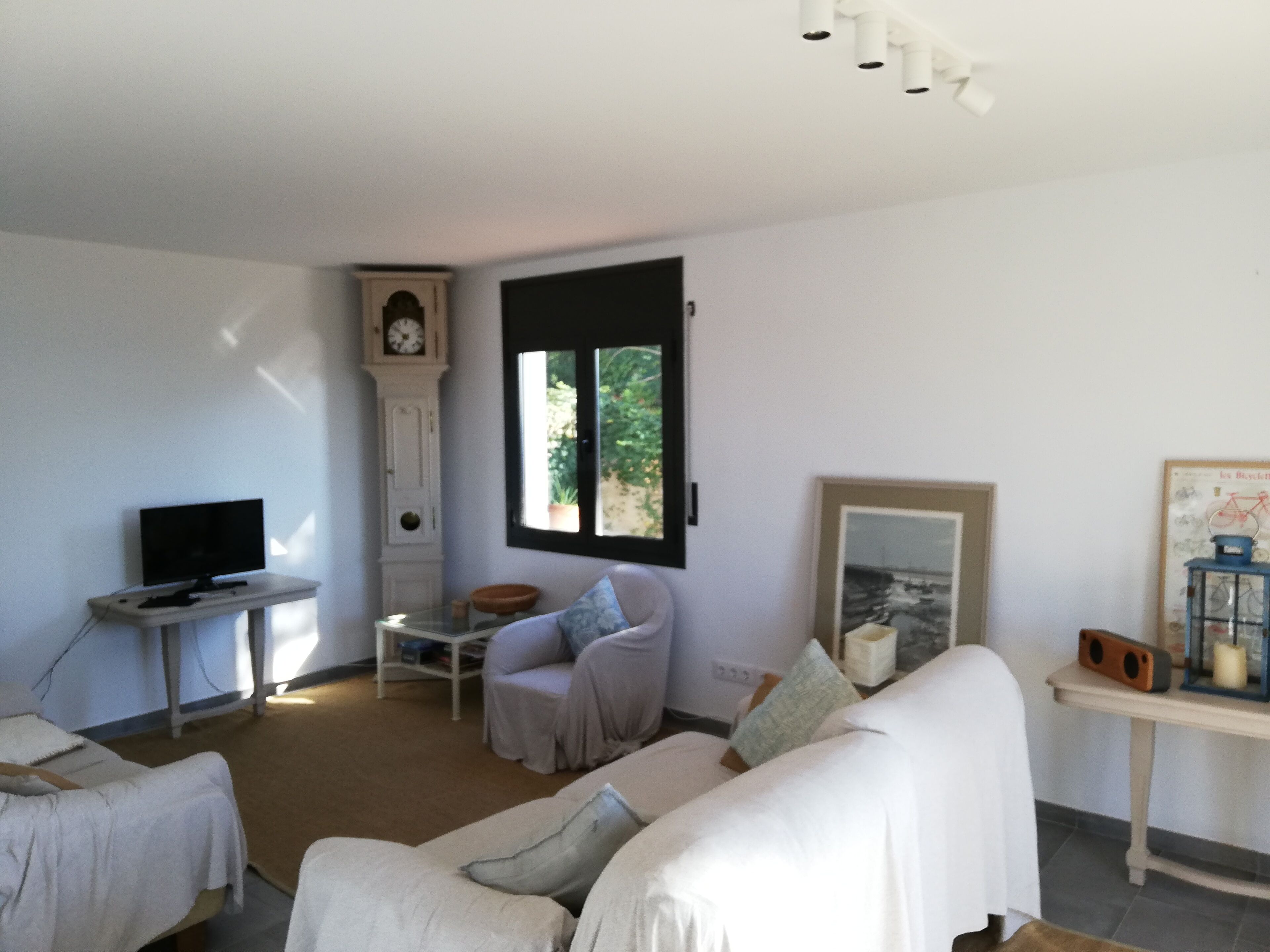 Smart TV, books, stereo