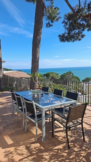 Outdoor dining - Superb Villa with private pool with Stunning sea views on Barcelona coast. (Sant Pol de Mar)