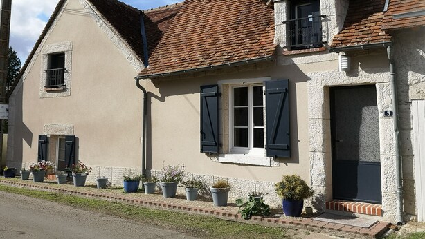 A two-story building with a tiled roof, a small window with shutters, and a door with a number plate. - Gîte near Chambord - 6/7 people (Maslives)