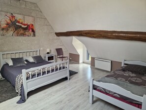 2 makuuhuonetta, silitysrauta/-lauta, ilmainen Wi-Fi, vuodevaatteet