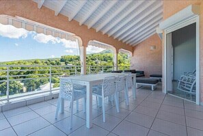 تناول الطعام بالخارج