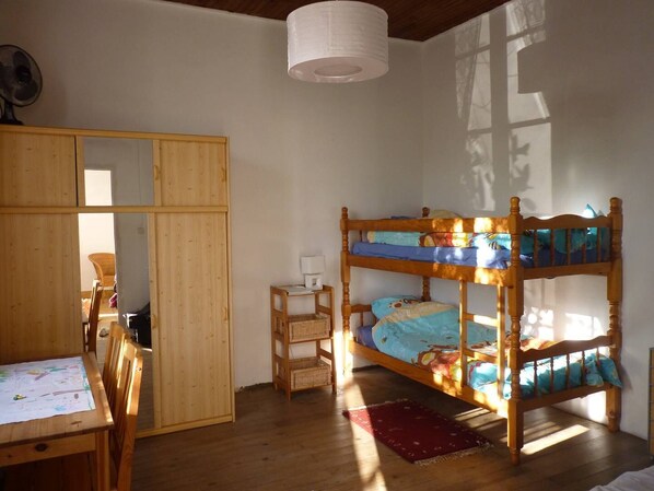 2 bedrooms, WiFi, bed sheets, wheelchair access