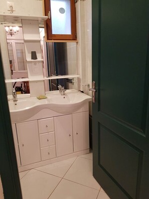 Dusche, Haartrockner, Toilettenpapier
