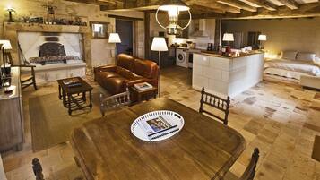 Televisie, een open haard, een dvd-speler en een stereo