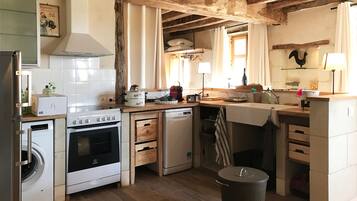 Een koelkast, een microgolfoven, een oven, een kookplaat